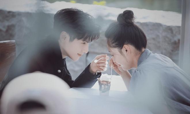 救援矮小的女孩